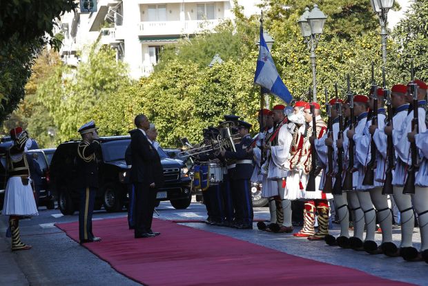 Ο Πρόεδρος της Δημοκρατίας Προκόπης Παυλόπουλος (4Α) με τον Πρόεδρο των Ηνωμένων Πολιτειών της Αμερικής, Μπαράκ Ομπάμα (3Α) επιθεωρούν άγημα της Προεδρικής Φρουράς κατά τη διάρκεια της επίσημης τελετής υποδοχής, στο Προεδρικό Μέγαρο, την Τρίτη 15 Νοεμβρίου 2016. Έφτασε στην Ελλάδα ο Μπαράκ Ομπάμα (Barack Obama), πρώτος σταθμός στο τελευταίο του ταξίδι στην Ευρώπη ως Πρόεδρος των ΗΠΑ, ενώ θα ακολουθήσει η επίσκεψή του στη Γερμανία. Ο Μπαράκ Ομπάμα, είναι ο τέταρτος πρόεδρος των ΗΠΑ που επισκέπτεται την Αθήνα, δεκαεπτά χρόνια μετά την επίσκεψη του Μπιλ Κλίντον. ΑΠΕ-ΜΠΕ/ΑΠΕ-ΜΠΕ/ΑΛΕΞΑΝΔΡΟΣ ΒΛΑΧΟΣ
