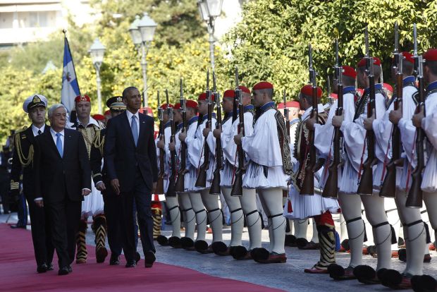Ο Πρόεδρος της Δημοκρατίας Προκόπης Παυλόπουλος (Α) με τον Πρόεδρο των Ηνωμένων Πολιτειών της Αμερικής, Μπαράκ Ομπάμα (2Α) επιθεωρούν άγημα της Προεδρικής Φρουράς κατά τη διάρκεια της επίσημης τελετής υποδοχής, στο Προεδρικό Μέγαρο, την Τρίτη 15 Νοεμβρίου 2016. Έφτασε στην Ελλάδα ο Μπαράκ Ομπάμα (Barack Obama), πρώτος σταθμός στο τελευταίο του ταξίδι στην Ευρώπη ως Πρόεδρος των ΗΠΑ, ενώ θα ακολουθήσει η επίσκεψή του στη Γερμανία. Ο Μπαράκ Ομπάμα, είναι ο τέταρτος πρόεδρος των ΗΠΑ που επισκέπτεται την Αθήνα, δεκαεπτά χρόνια μετά την επίσκεψη του Μπιλ Κλίντον. ΑΠΕ-ΜΠΕ/ΑΠΕ-ΜΠΕ/ΑΛΕΞΑΝΔΡΟΣ ΒΛΑΧΟΣ