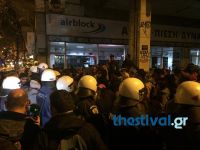 ΠΡΙΝ ΛΙΓΟ: Ένταση μεταξύ προσφύγων και Αστυνομικών στο κέντρο της Θεσσαλονίκης (VIDEO)