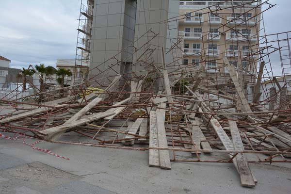 Κατέρρευσε σκαλωσιά στην ανατολική Θεσσαλονίκη - Κίνδυνος για τους διερχόμενους (φωτό)